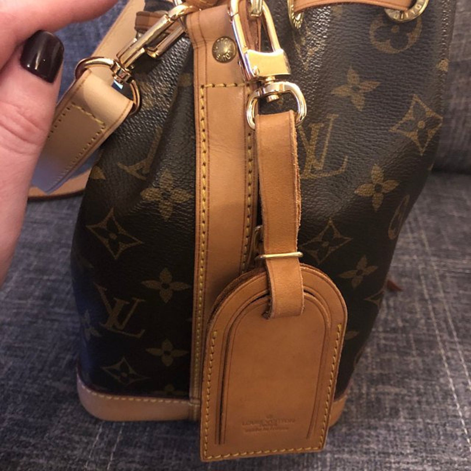 How to Tie a Louis Vuitton Luggage Tag